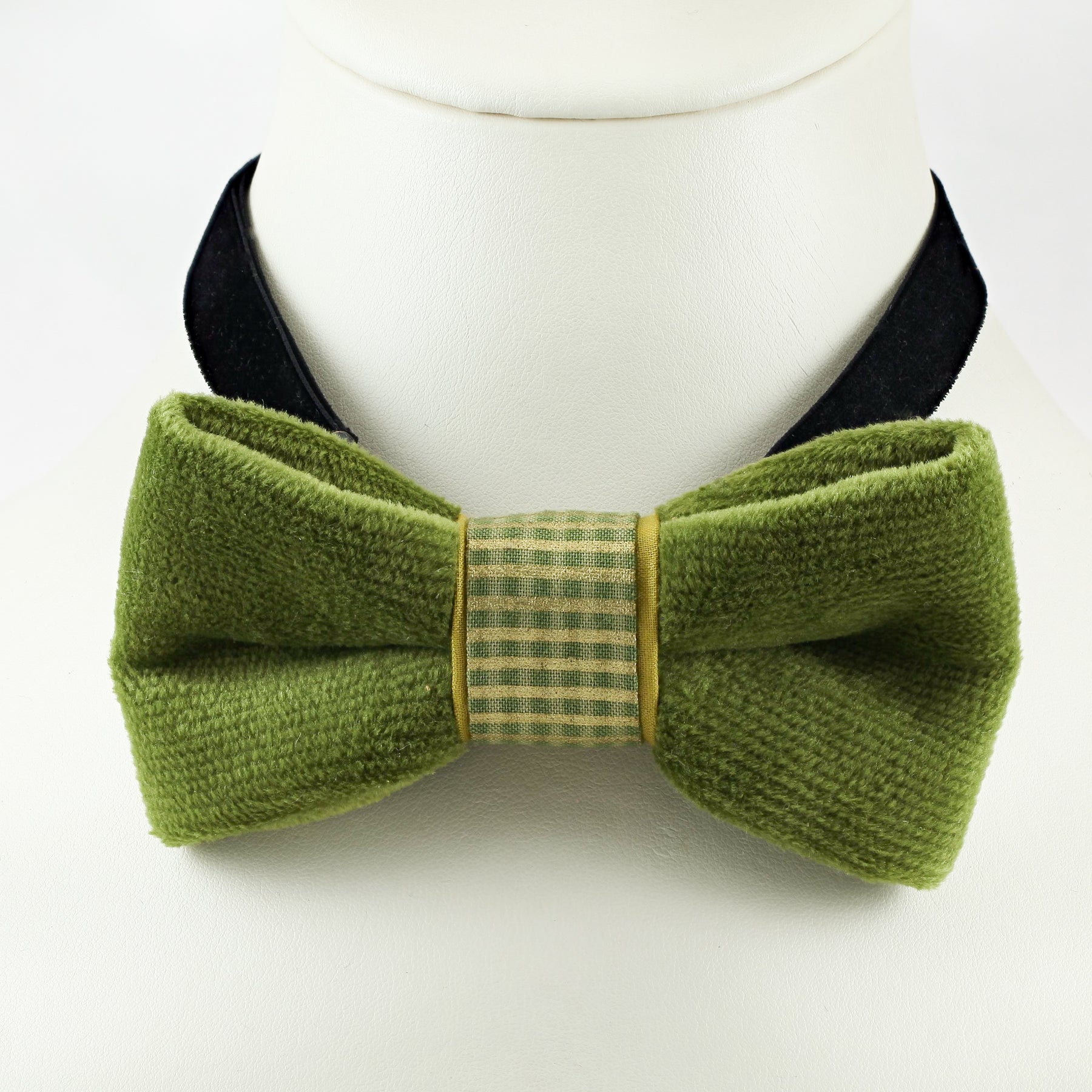 Single tier green velvet bowtie with plaid center